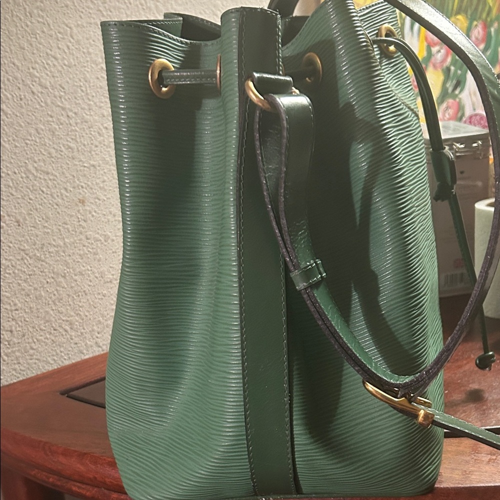Boots n Bags Elegant Green  Leather Bucket Bag - Picture 4 of 9